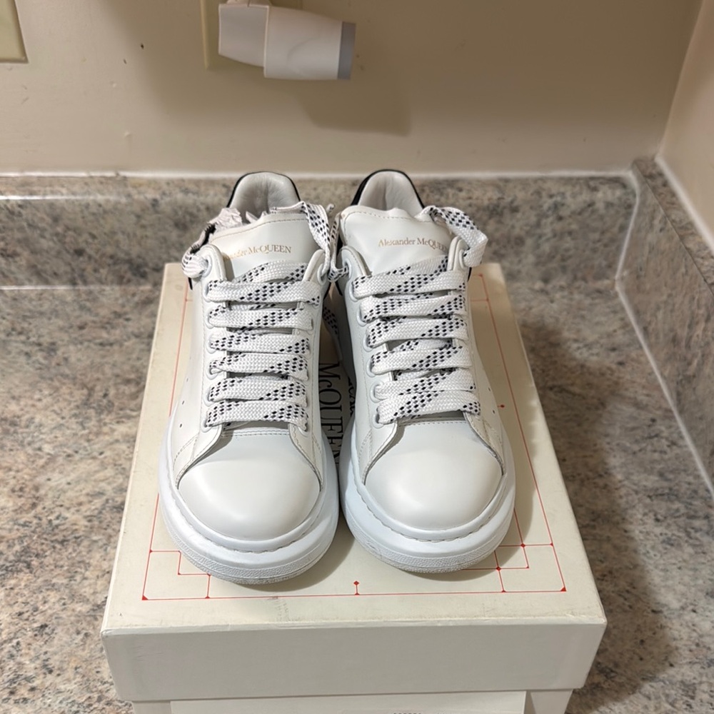 Alexander McQueen WOMEN OVERSIZED SNEAKERS 9061 WHITE/BLACK